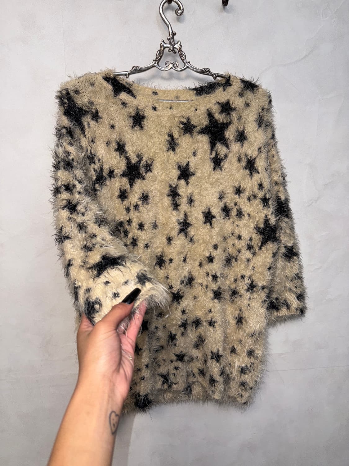 Beige black grunge star fur knit 상품이미지4