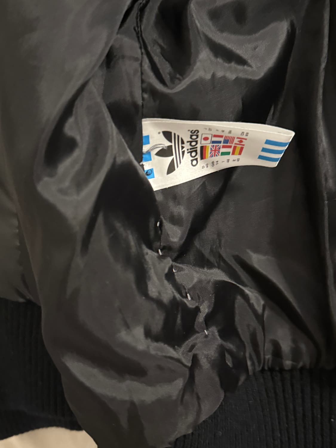 아디다스 빅로고 검빨 유광 패딩 상품이미지4