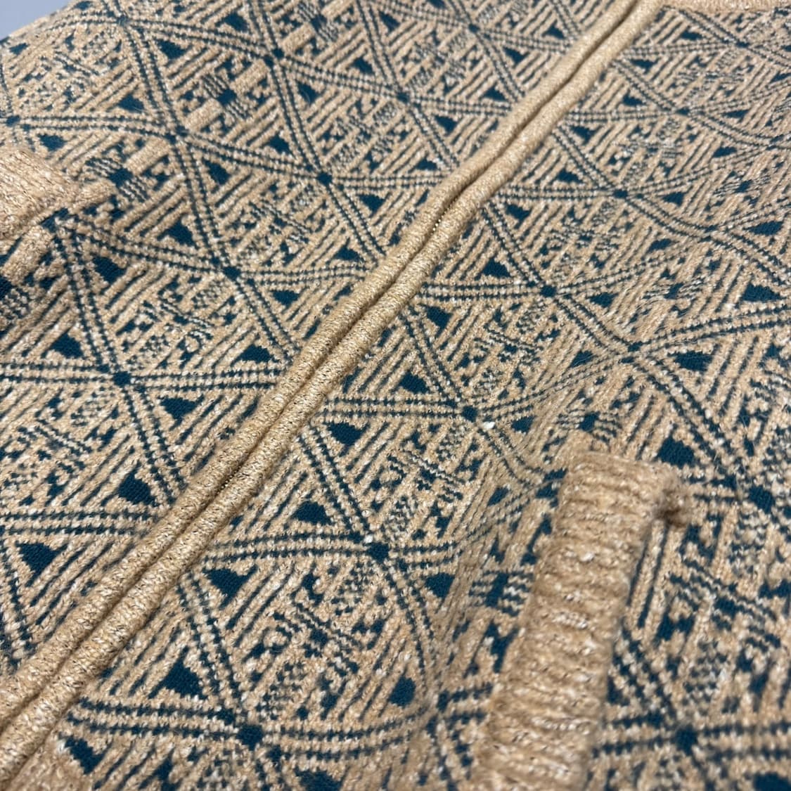 소어트(soerte) 22AW 베이지 자카드 하이넥 드라이버 니트 집업 상품이미지4