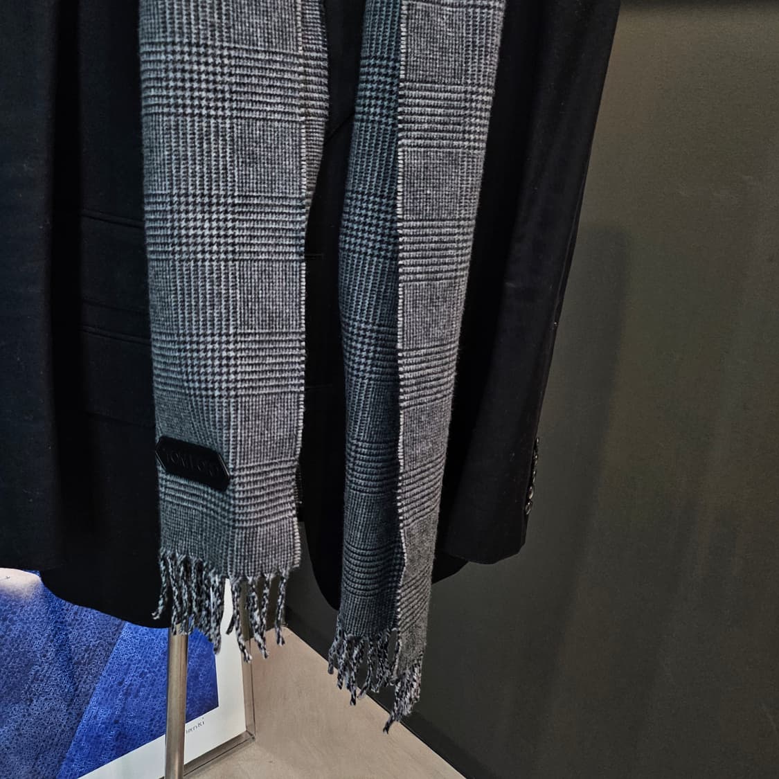 톰포드 캐시미어 혼용 하운드 투스 가죽패치 머플러 상품이미지3