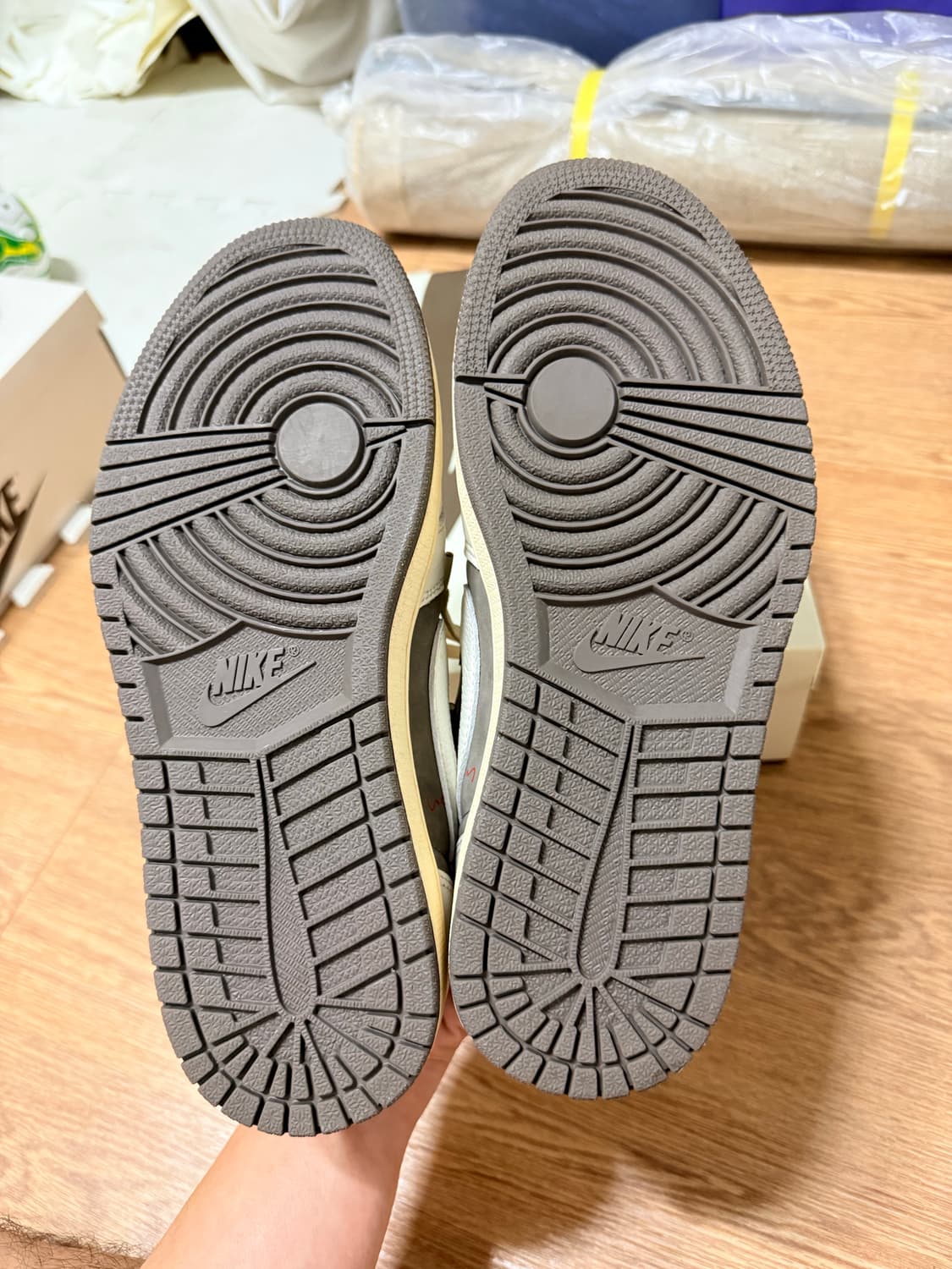 [255] 조던 1 x 트래비스 스캇 레트로 로우 OG SP 세일 앤 리 상품이미지5