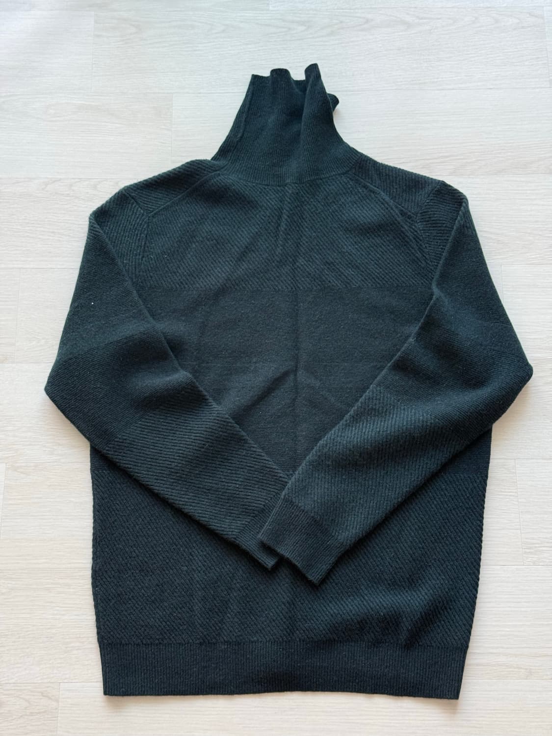 커스텀멜로우 사선 조직 터틀넥 니트 딥그린 상품이미지1