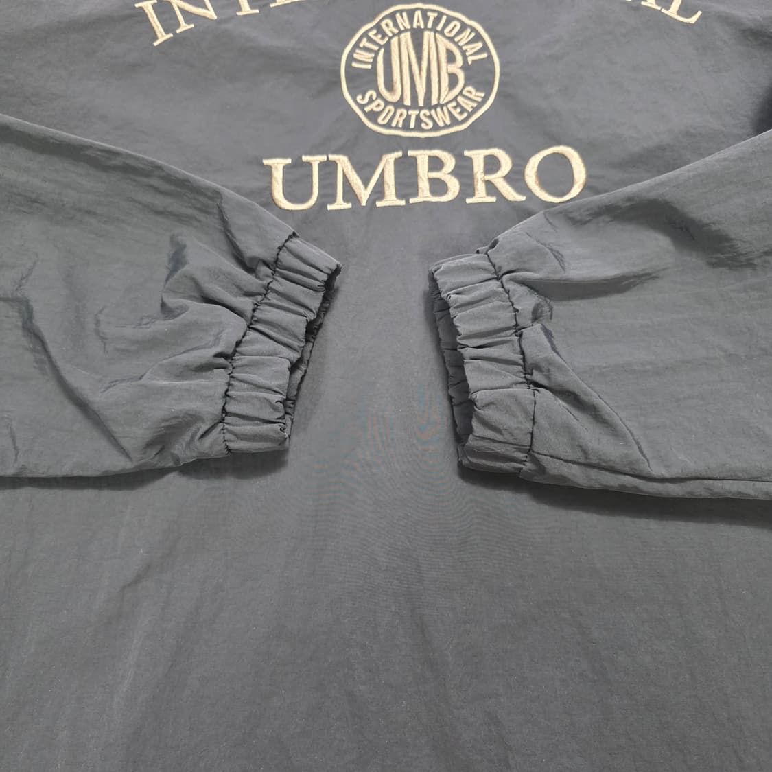 0194 엄브로 아치레터링 자수 피스테 블랙 S 상품이미지4