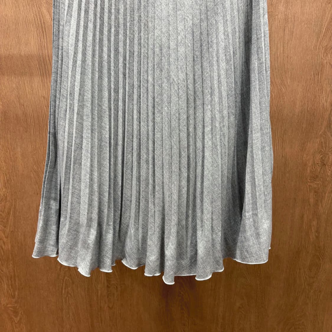 꾸레쥬 울 미디 스커트 플리츠 로고 자수 디테일 그레이 상품이미지5