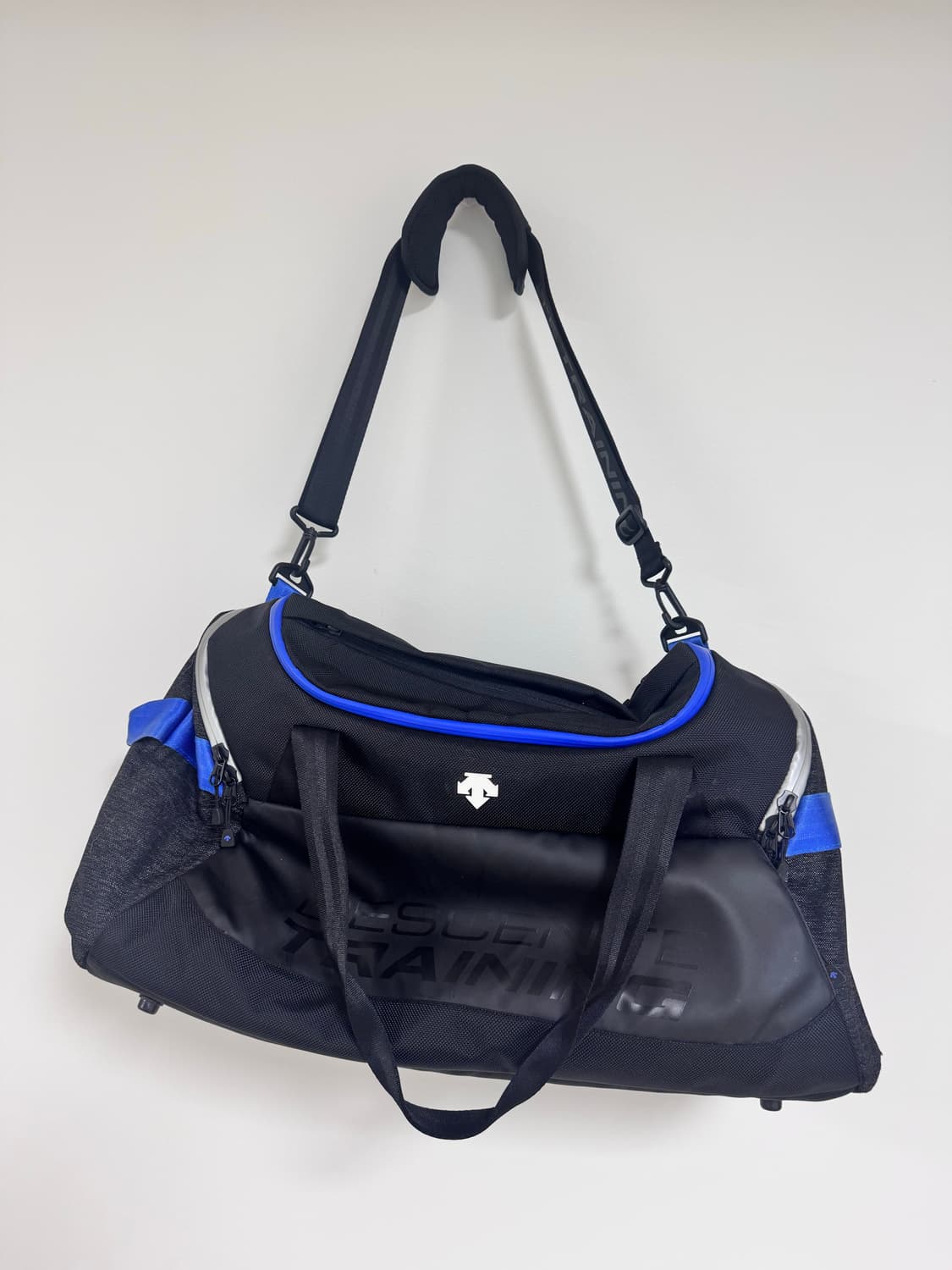 데상트 트레이닝 더플백 블랙/블루 상품이미지1