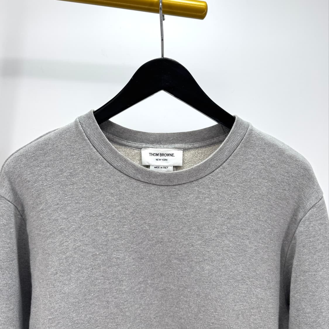 [2사이즈] 톰브라운 백삼선 맨투맨 그레이 (MJT085A) 상품이미지5