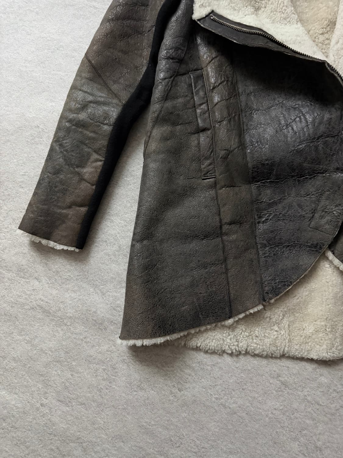 헬무트랭 비대칭 실루엣 램스킨 무스탕 상품이미지5