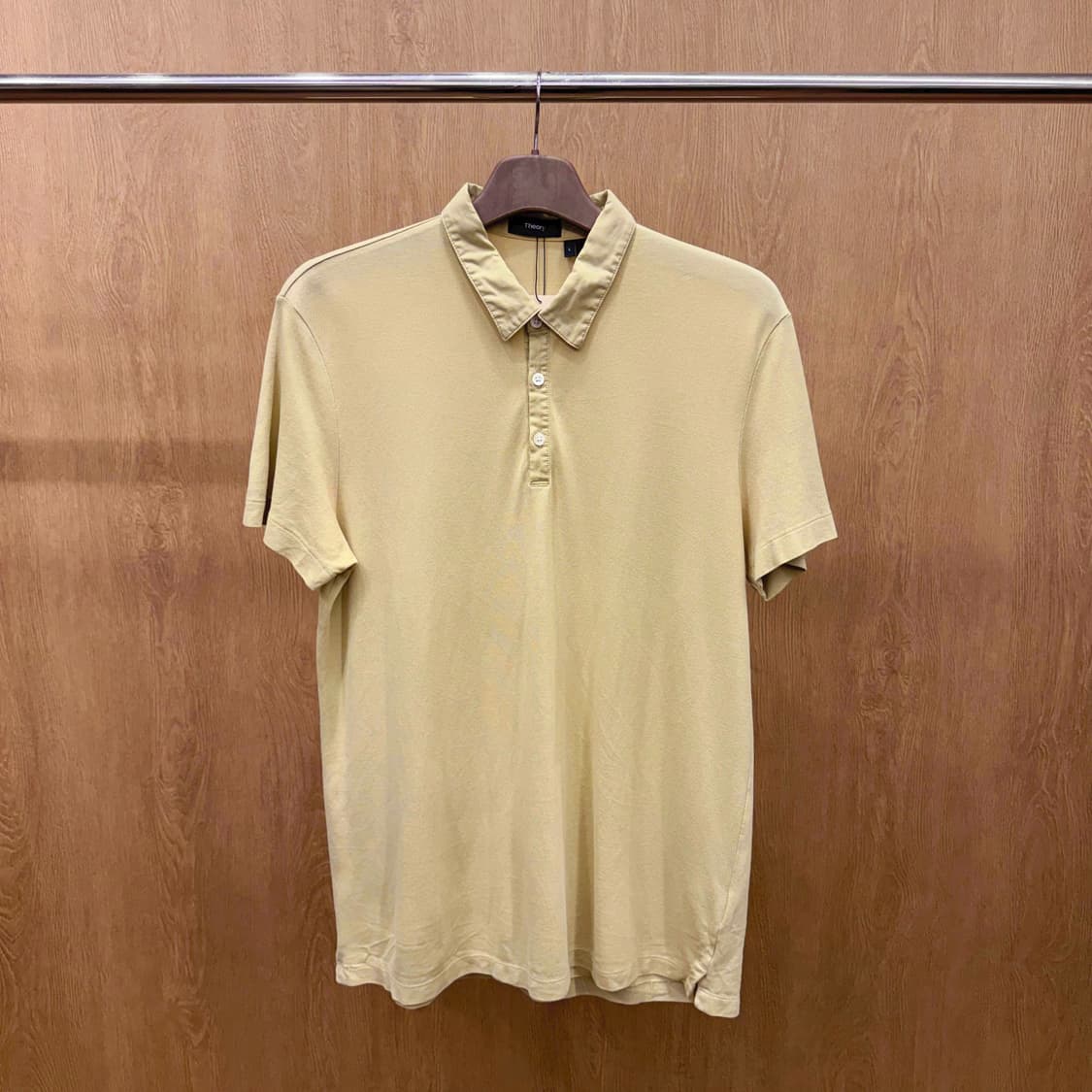 띠어리 미니멀 피케 반팔 티셔츠 버튼 플라켓 디테일 베이지 상품이미지2