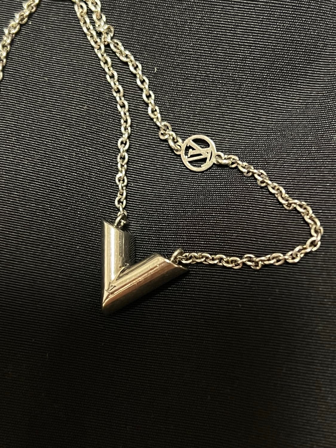 루이비통 에센셜 V 목걸이 상품이미지3