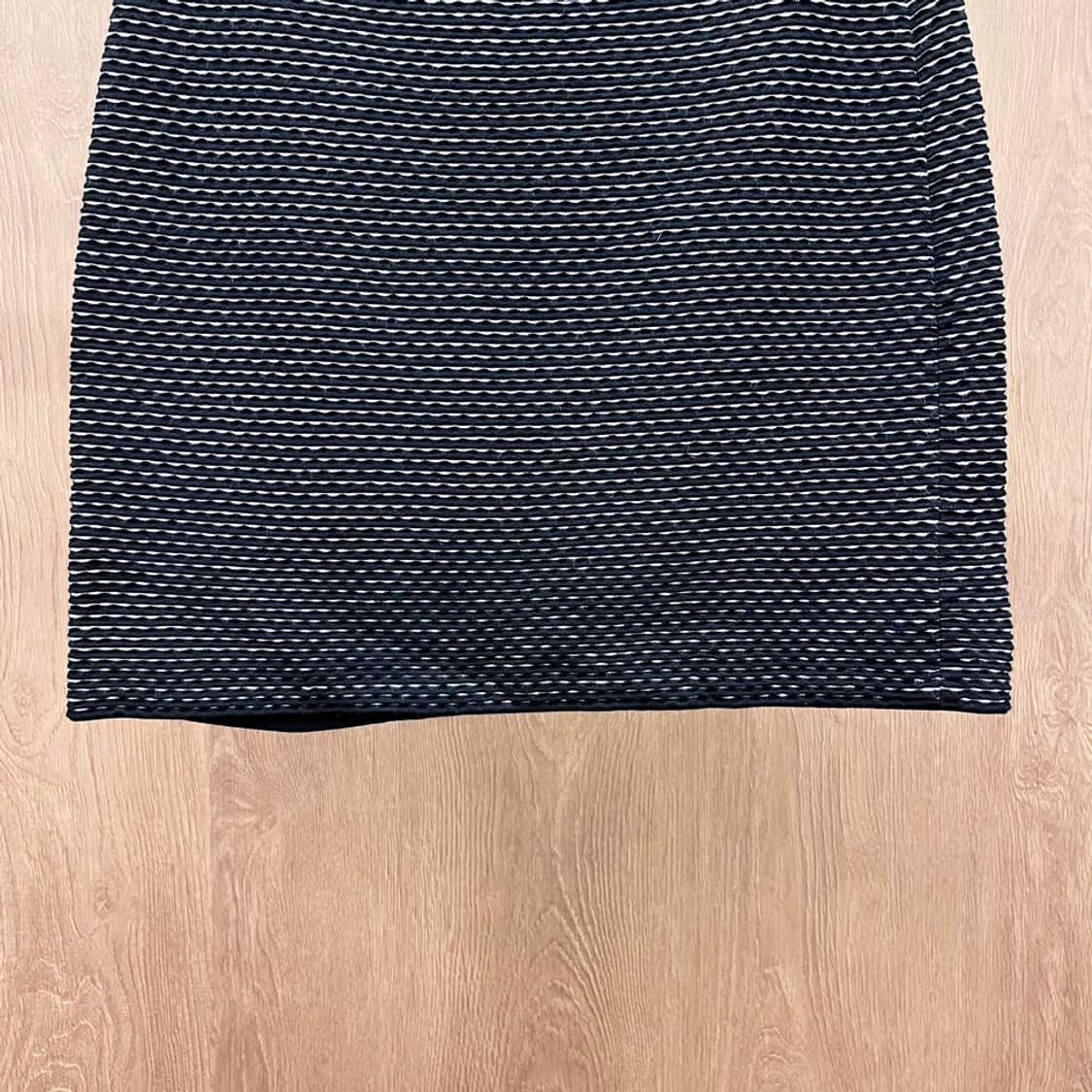 띠어리 미니 울 스커트 스판 밴딩 스트라이프 패턴 디테일 H라인 블랙 상품이미지5