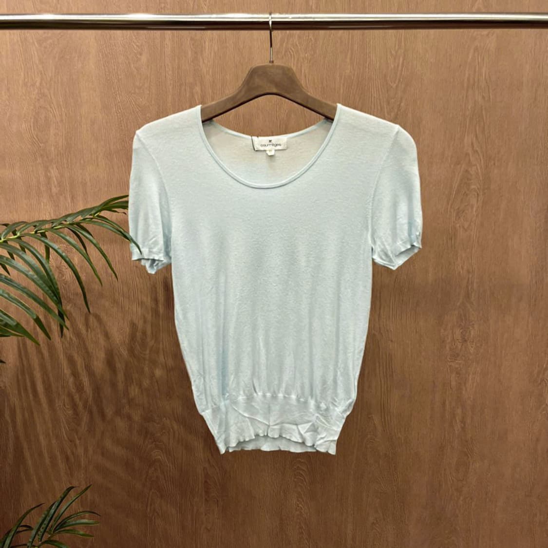 꾸레쥬 반팔 니트 라운드넥 리브드 커프스 헴 무지 디테일 라이트 블루 상품이미지1