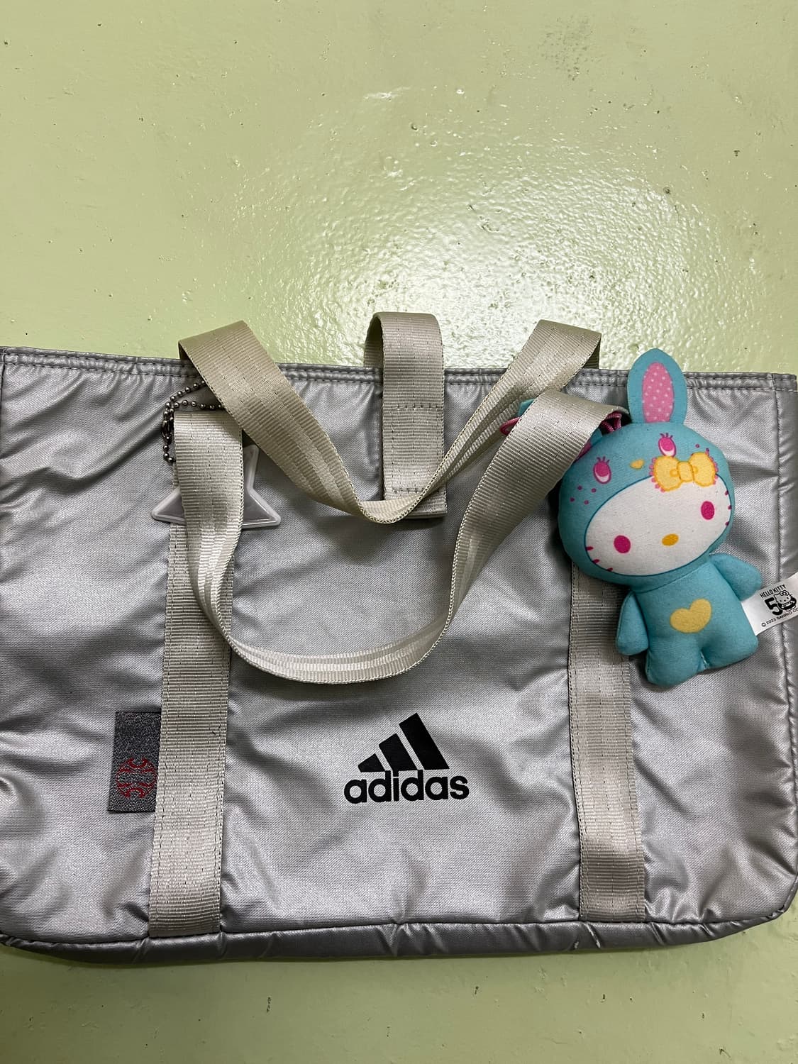 아디다스 실버 패딩 미니백 👾 상품이미지3