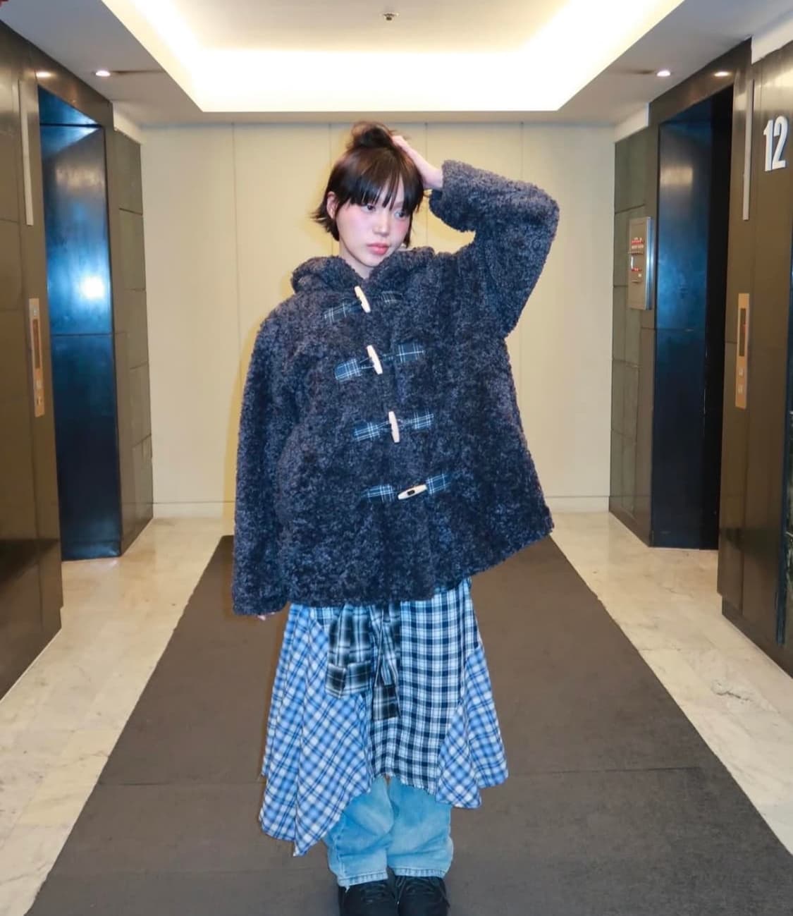 The museum visitor fur jacket 상품이미지2