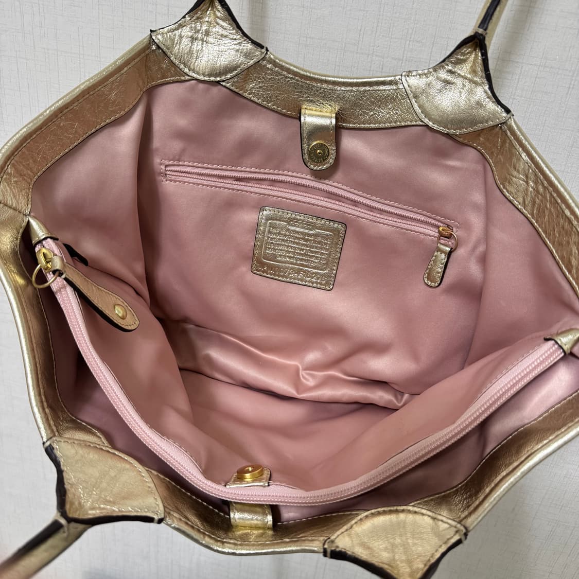 코치 플라워 숄더백 시그니처 로고 샴페인 골드 토트백 가방 +키링 상품이미지3