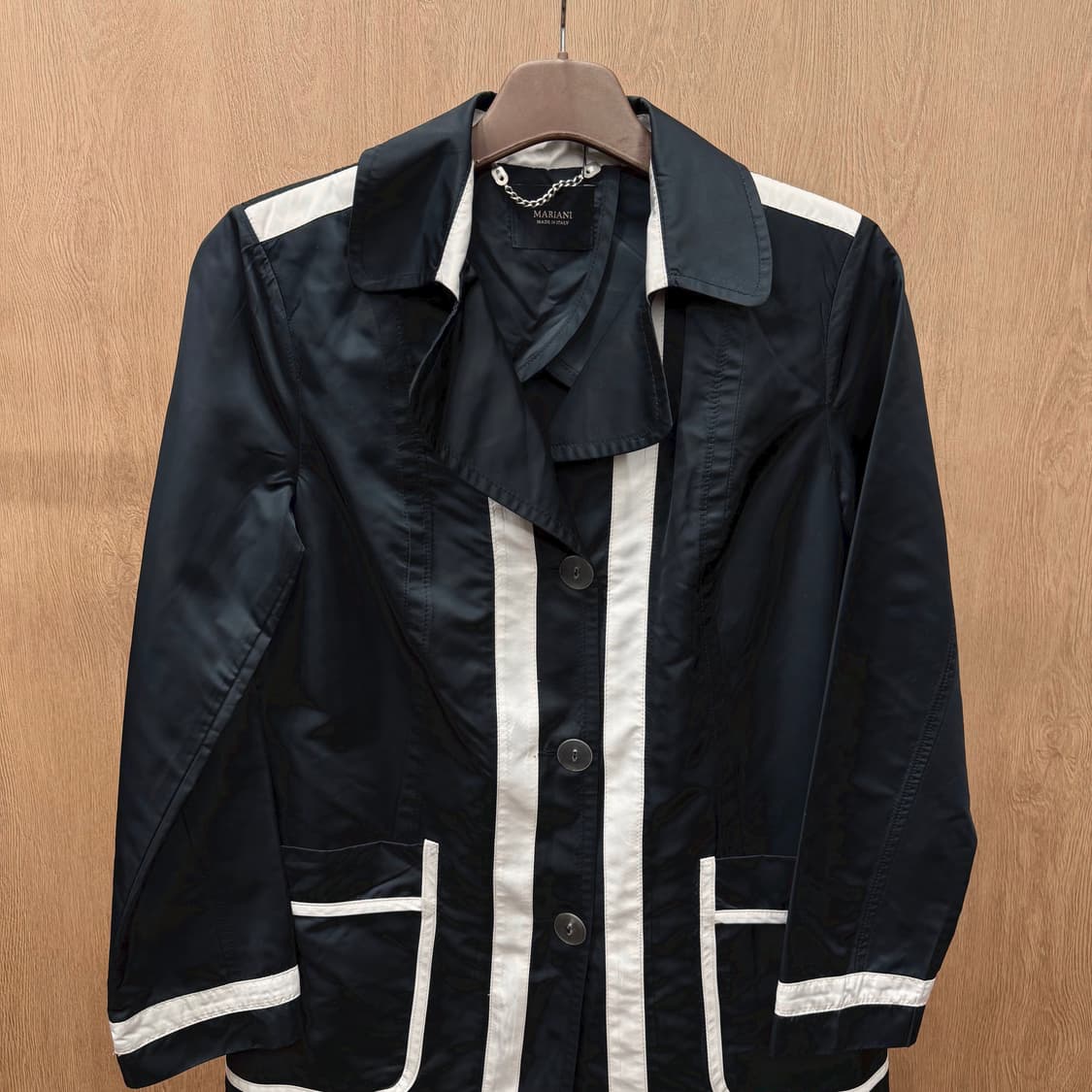 마리아니 코트 배색 파이핑 디테일 싱글 버튼업 디테일 레귤러핏 블랙 상품이미지4