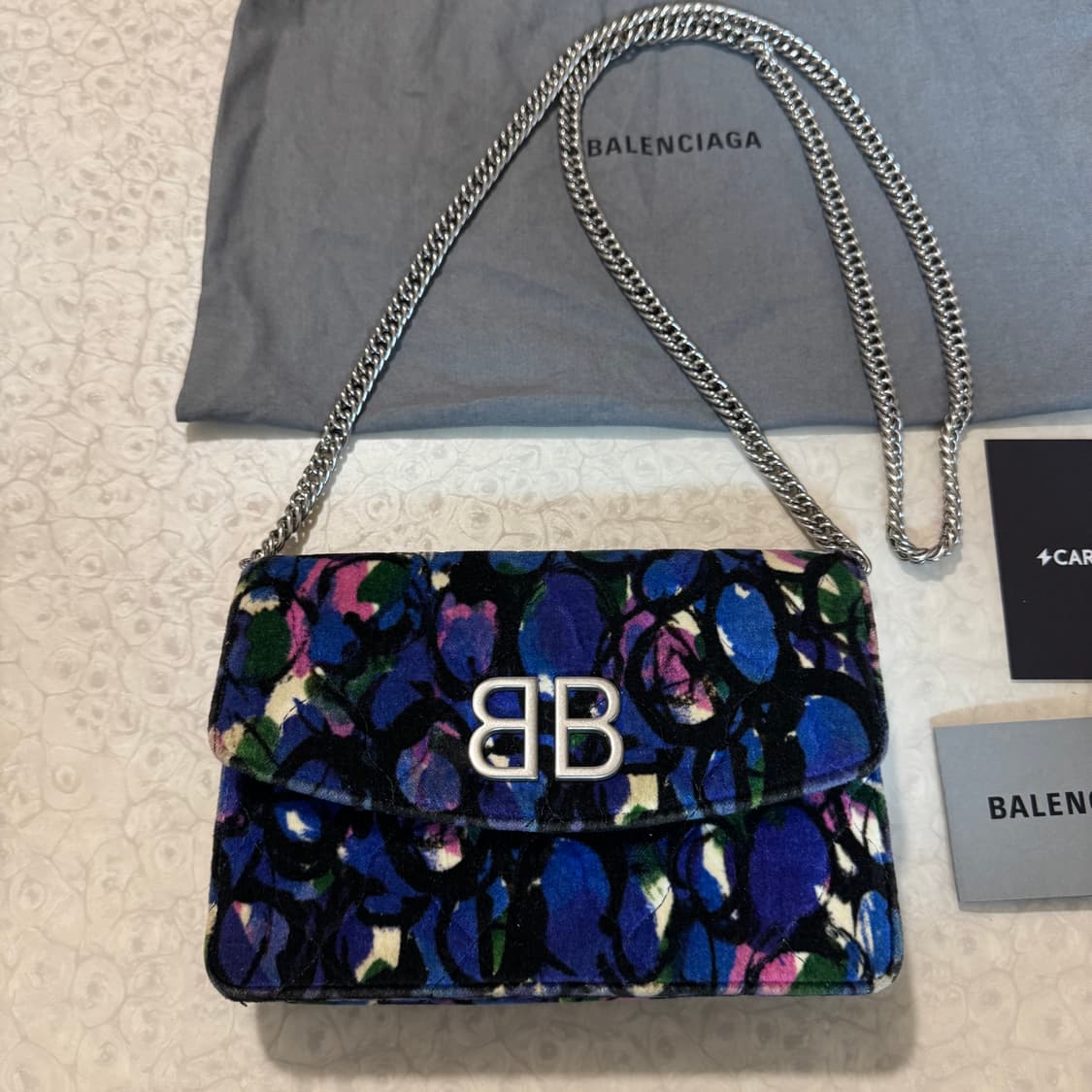 발렌시아가 BB 로고 벨벳 체인 크로스백 상품이미지2