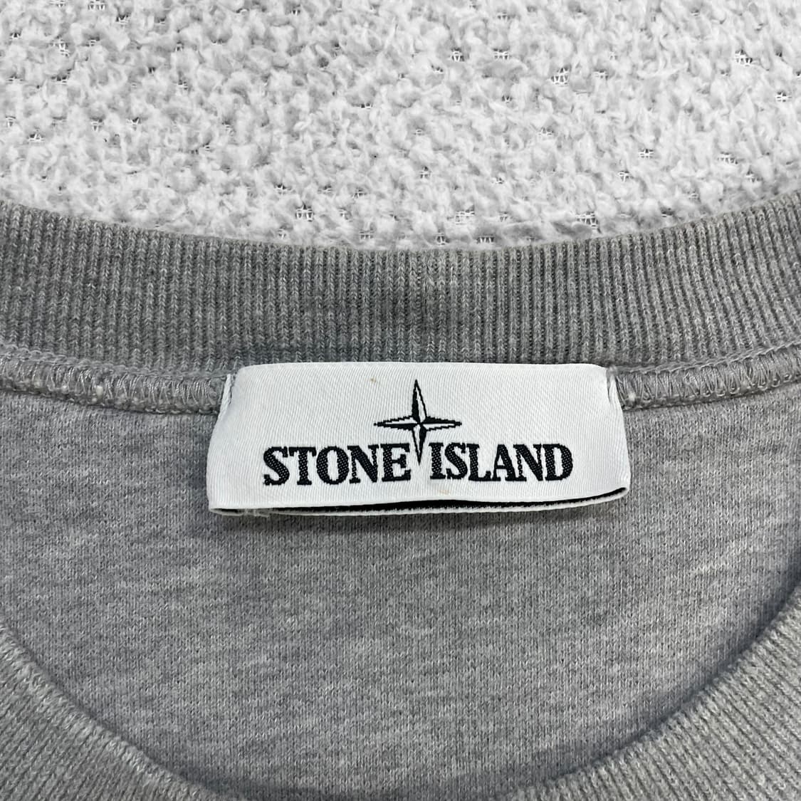 스톤아일랜드 와펜 패치 크루넥 맨투맨 그레이 상품이미지4