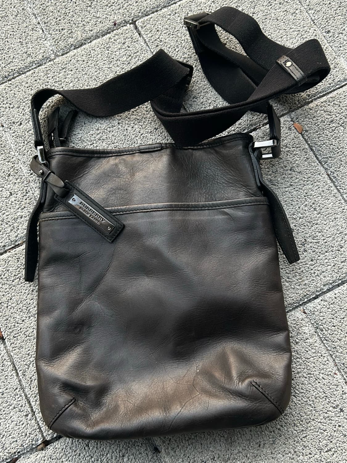 2000s 버버리 블랙라벨 레더 블랙 크로스백 상품이미지3