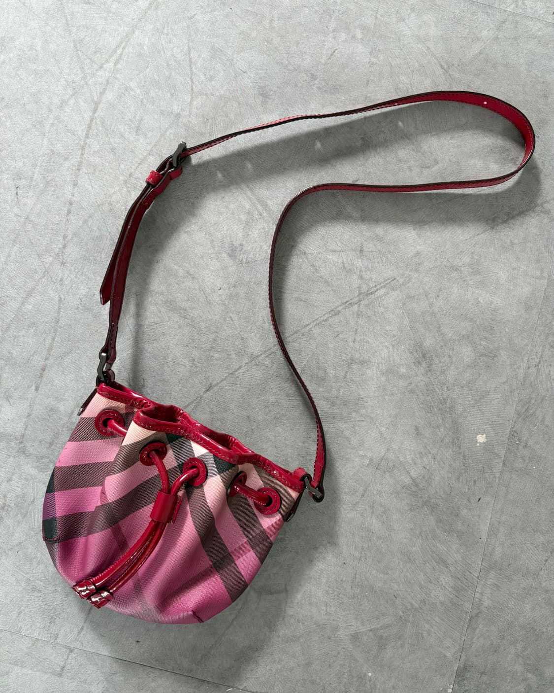 Burberry 버버리 레드 애나멜 체크 복조리 크로스백 상품이미지1