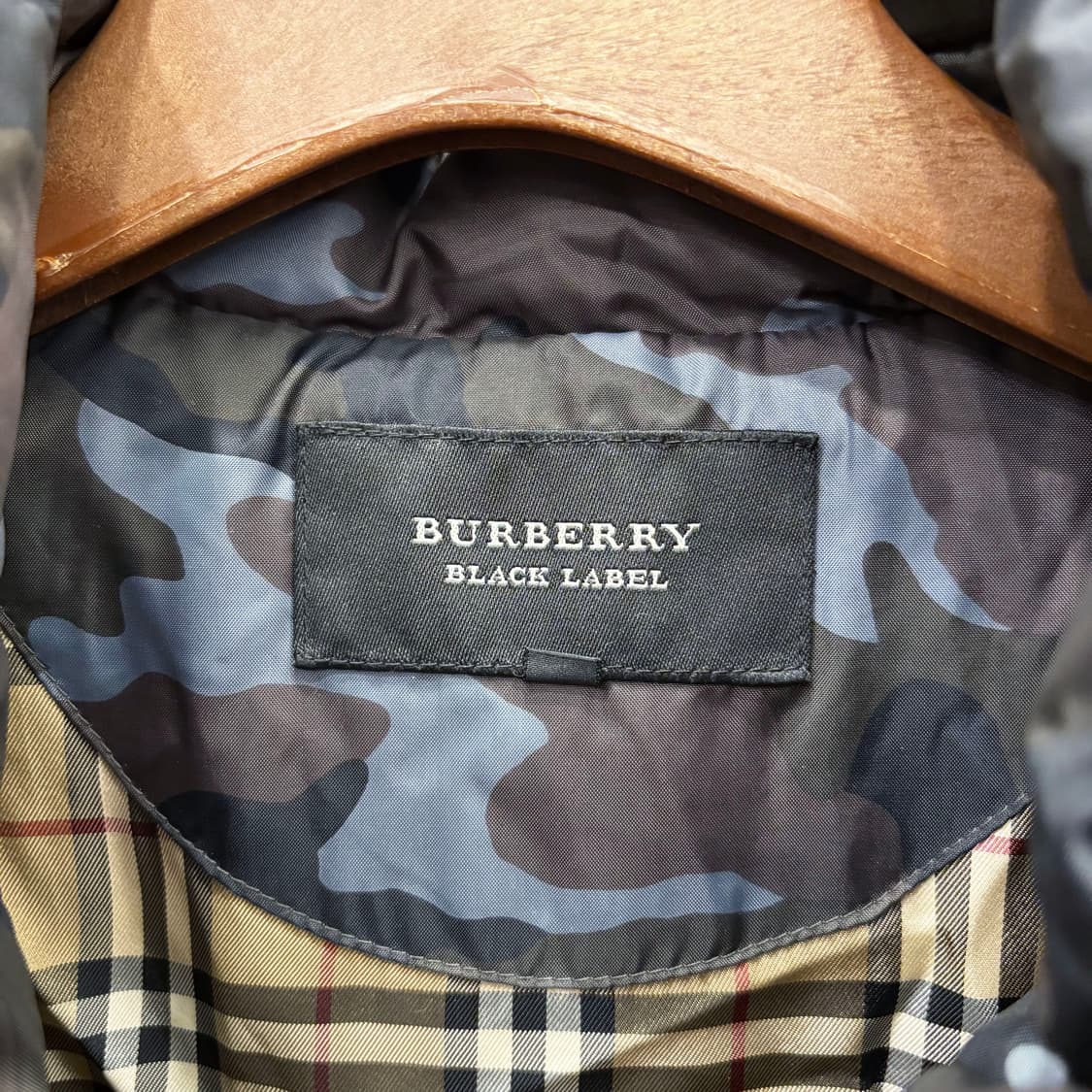 버버리 블랙 라벨 하이넥 패딩 퍼 후드 카모플라주 패턴 디테일 블루 상품이미지7