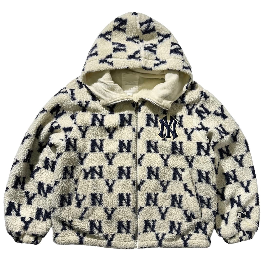 MLB 뉴욕 양키즈 시그니쳐 패턴 쉐르파 후리스 자켓 상품이미지1