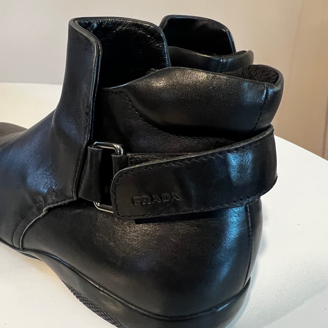 프라다 블랙 레더 스트랩 앵클 부츠 상품이미지4