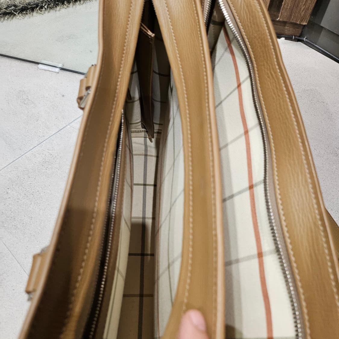 로로피아나 베이지 카프스킨 모던 클래식 백 상품이미지7