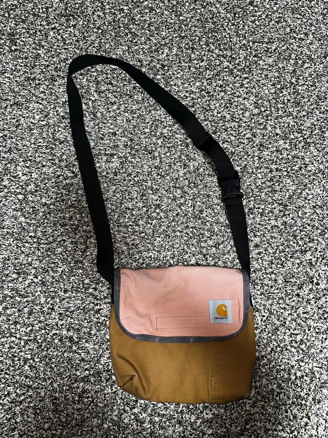 칼하트 크로스백 상품이미지1