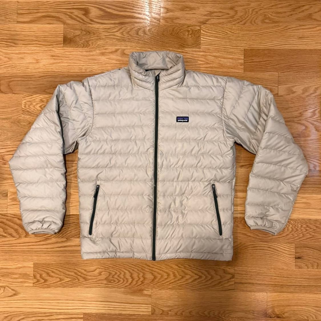 파타고니아 멘즈 경량패딩 크림 상품이미지1