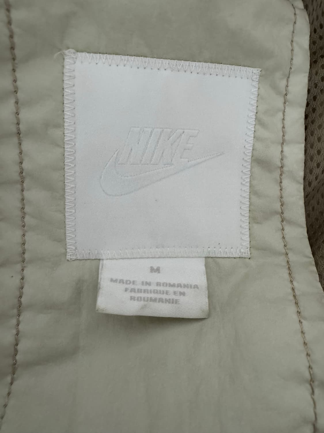 스톤아일랜드 X 나이키 윈드러너 베이지 상품이미지3