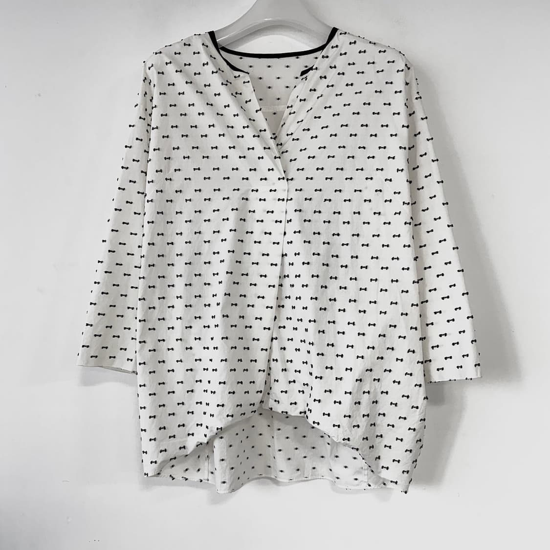 르베이지 도트 자수 티블라우스 상품이미지1