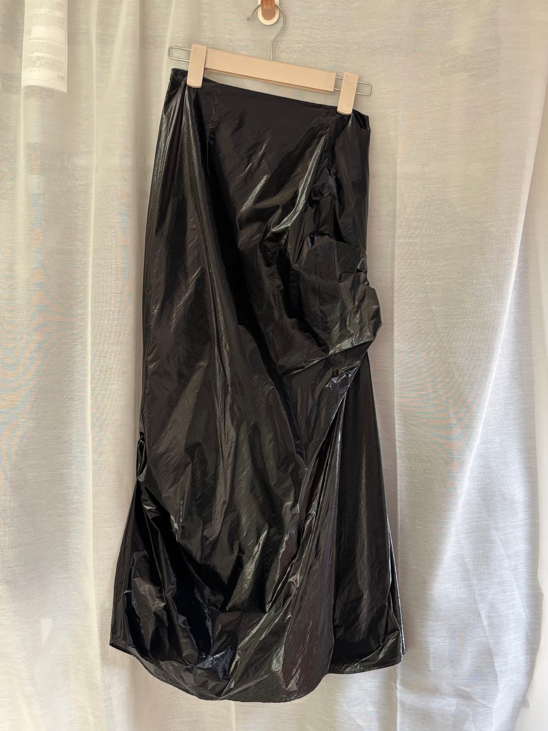 쓰리투에잇티 UNBALANCED SHIRRING SKIRT (BLACK) 상품이미지1