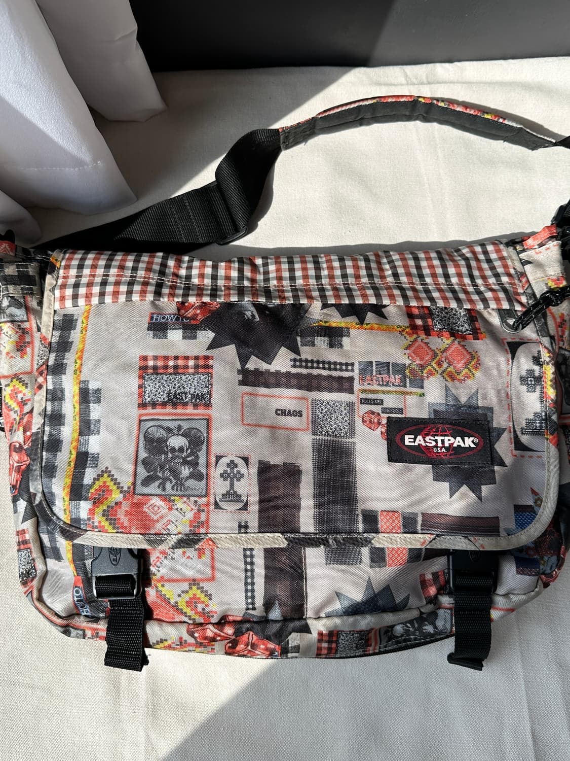 이스트팩 패치워크 프린팅 델리게이트 크로스백 상품이미지1