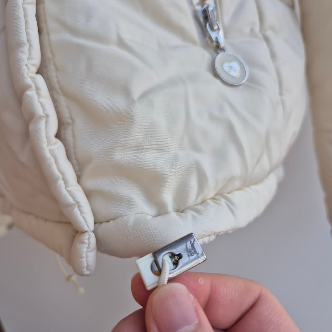 버버리 블루라벨 하트참 아이보리 패딩 (모자 탈부착 가능) 상품이미지6