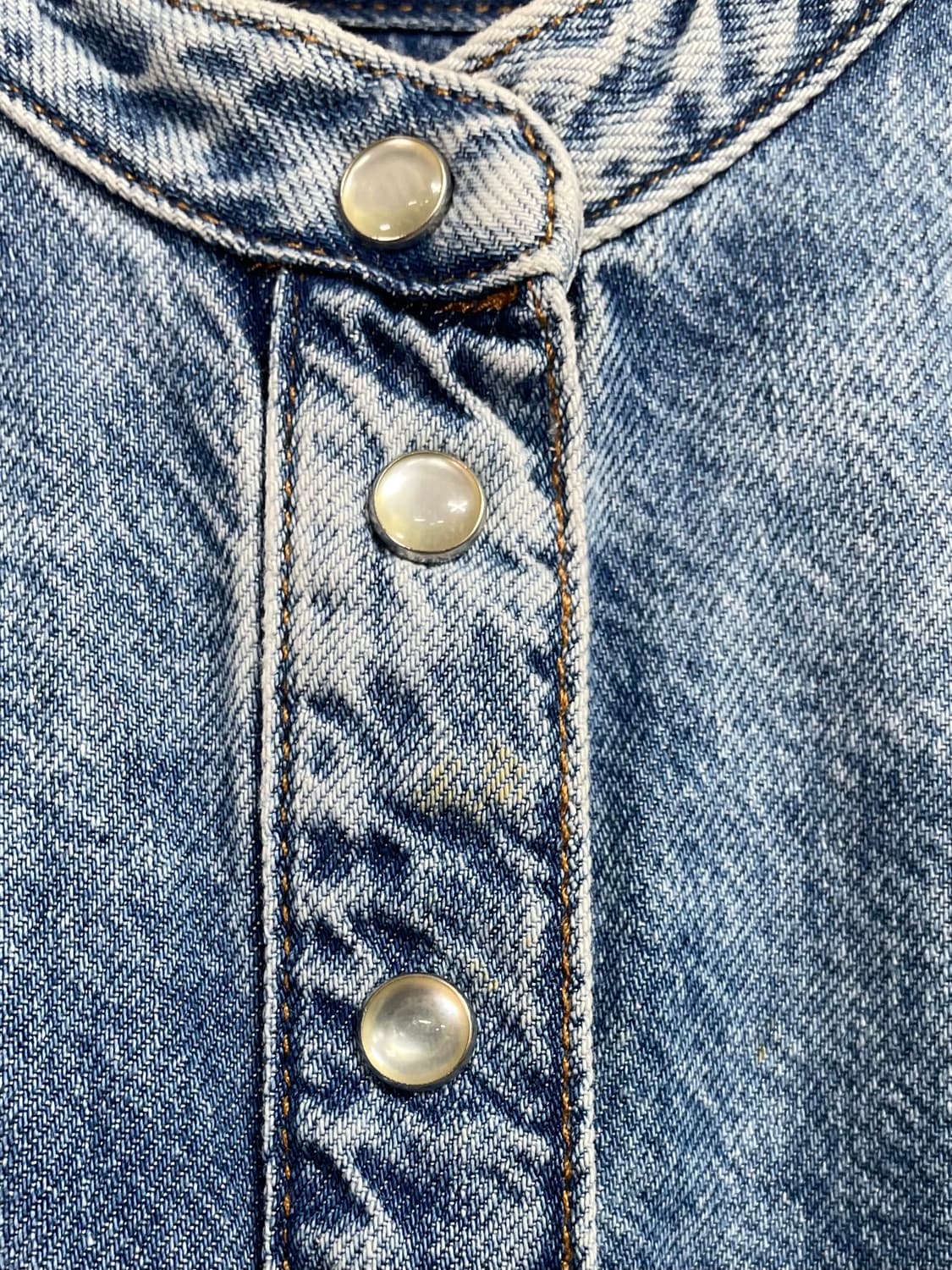 가니 데님 워시드 헨리넥 블라우스 (on.602) 상품이미지5