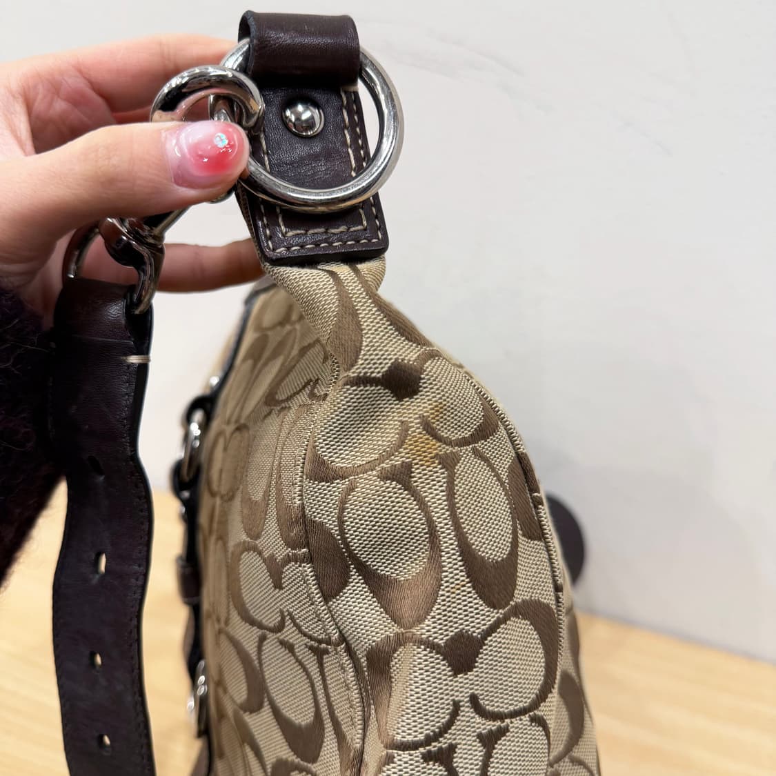 코치 시그니처 캔버스 숄더백 레더 스크랩 D링 디테일 베이지 브라운 상품이미지5