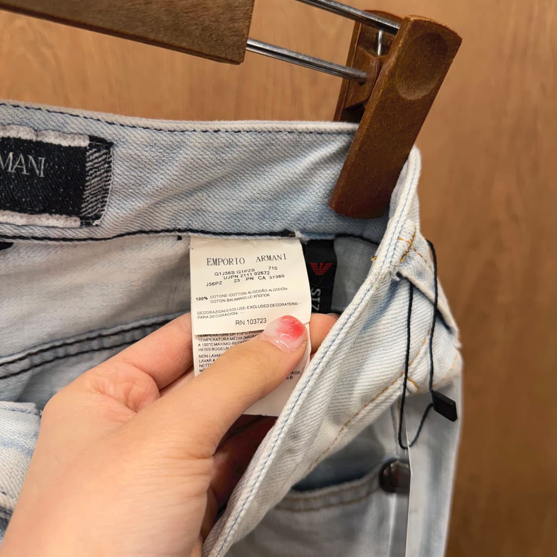 엠포리오 아르마니 데님 팬츠 프레이드 패치 백포켓 블랙 로고 디테일 연청 상품이미지8