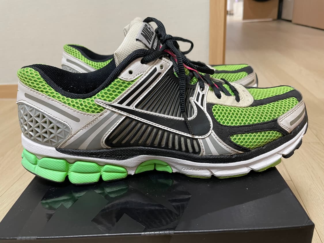 [275] 나이키 줌보메로5 일렉트릭 그린 상품이미지5