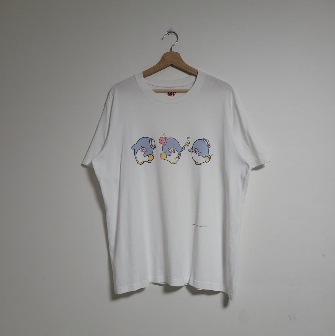 (XL) UNIQLO 유니클로 산리오 턱시도샘 콜라보 커스텀 반팔 티셔츠 상품이미지1