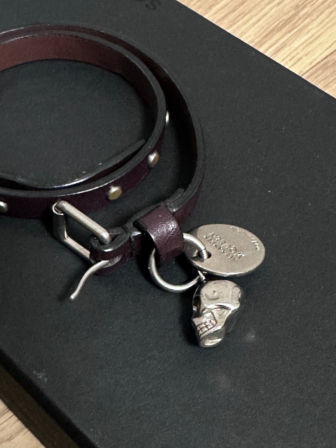 알렉산더 맥퀸 스컬 참 가죽팔찌 상품이미지3