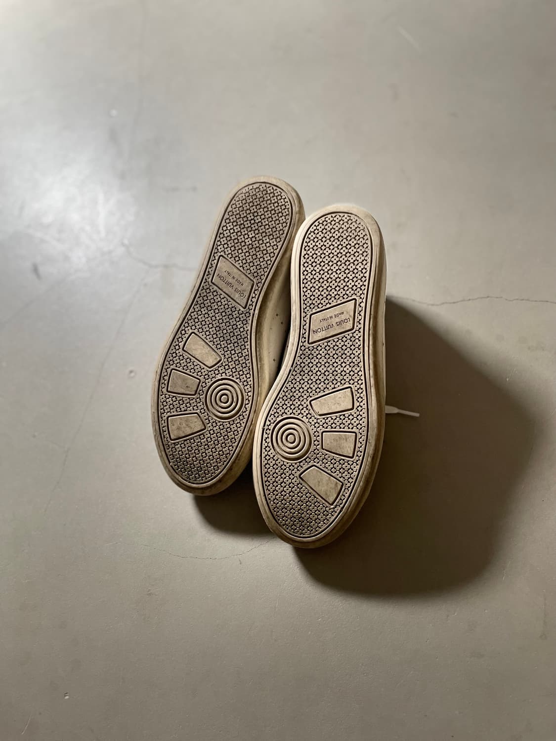 루이비통  Leather Low-top Sneakers 상품이미지4