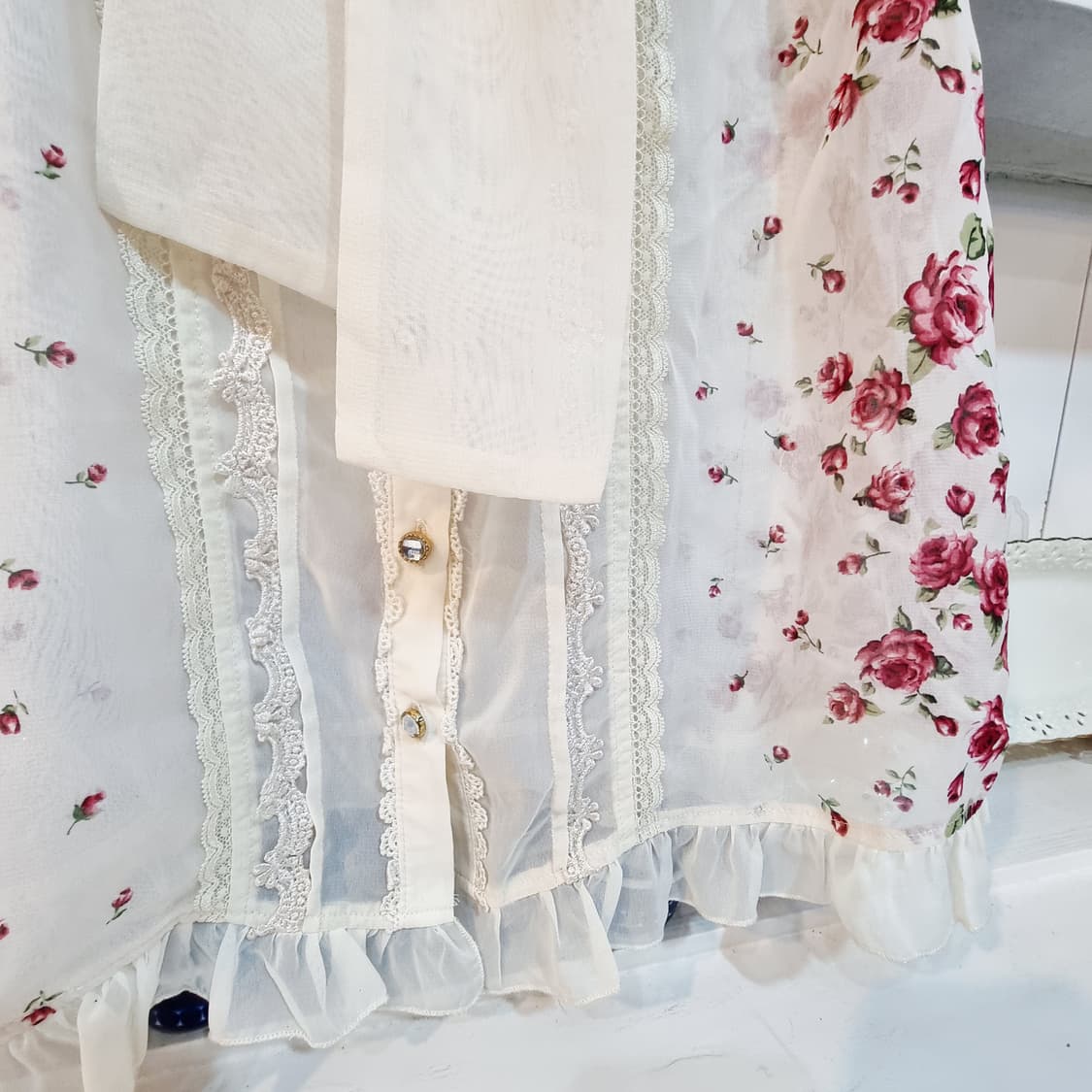 엑시즈팜  시스루 리본타이 프릴 블라우스 상품이미지3