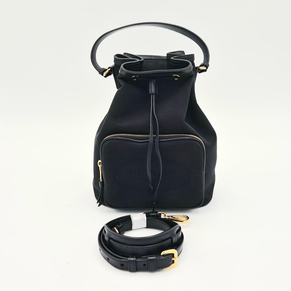 프라다 듀엣 자카드 캔버스
버킷백 겸 숄더백

전면 프라다 로고 프린팅  상품이미지1