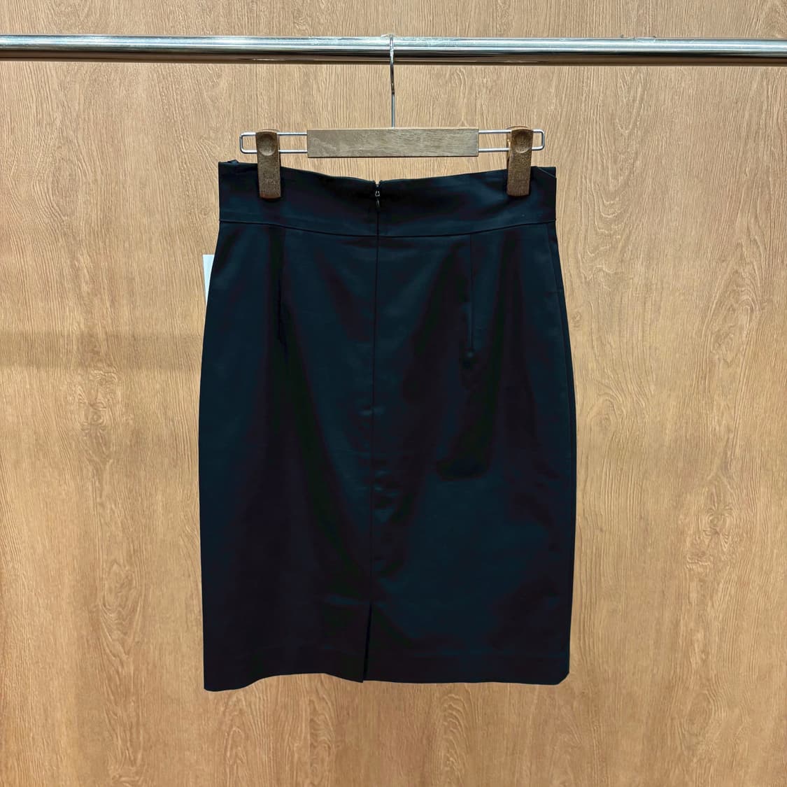 캘빈클라인 H라인 펜슬 미디 스커트 허리 교차 절개 슬릿 디테일 블랙 상품이미지3