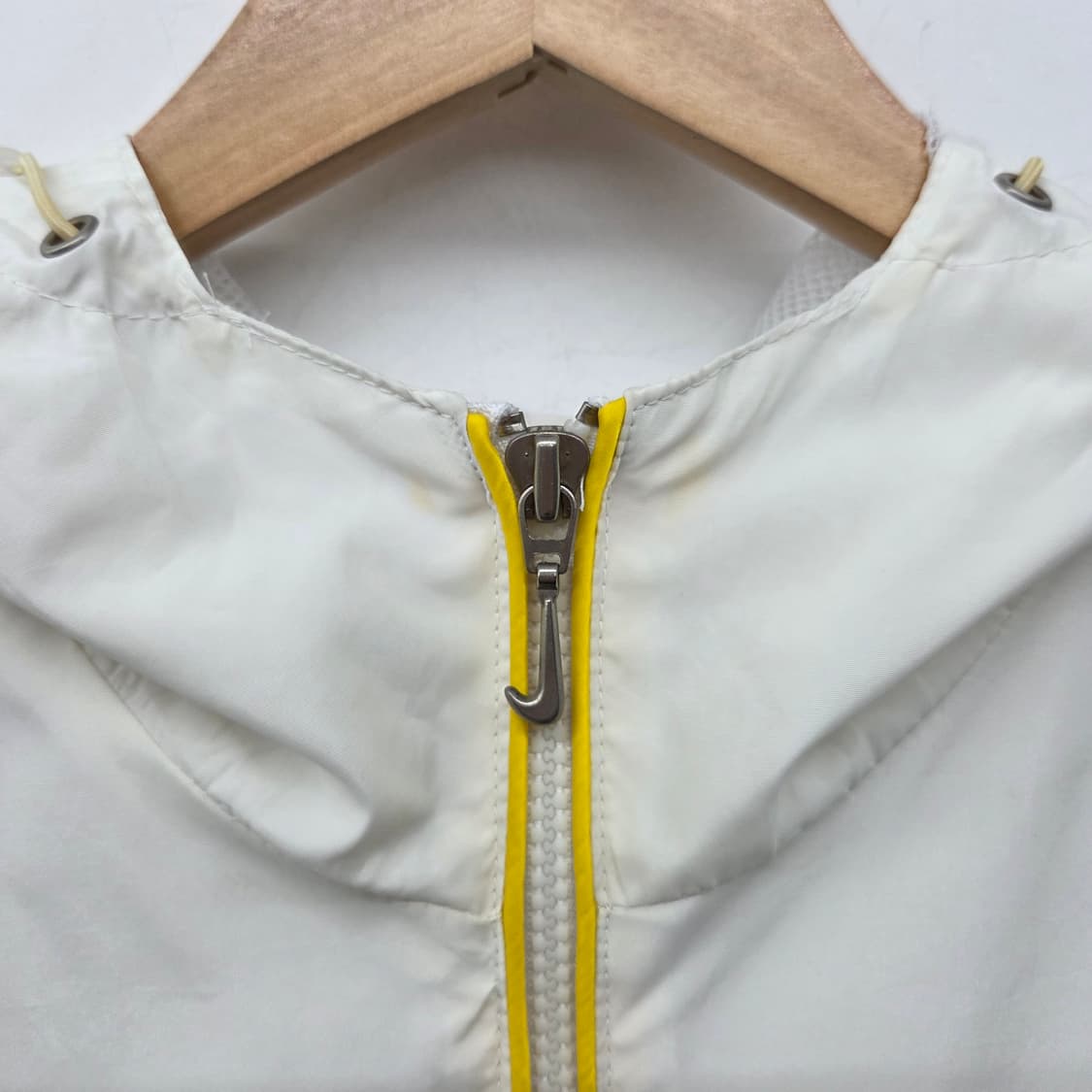 나이키 화이트/옐로우 바람막이 후드 자켓 남L 상품이미지3
