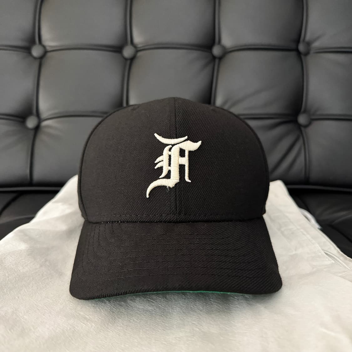 [714] 뉴에라 x 에센셜 59FIFTY 사이즈 캡 - 블랙 상품이미지2