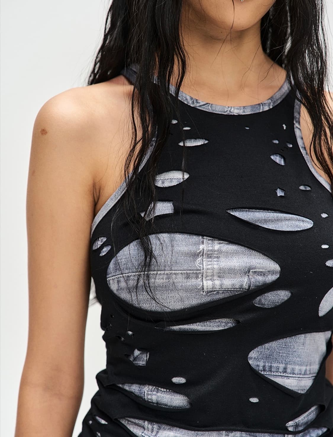 앤더슨벨 taty laser cut out sleeveless top 상품이미지3