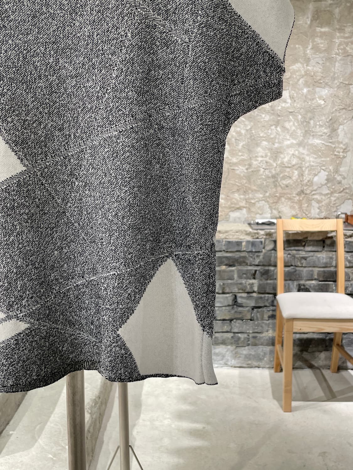 헬무트랭 그레이 스티플링 텍스쳐 크루넥 하프 니트 상품이미지5