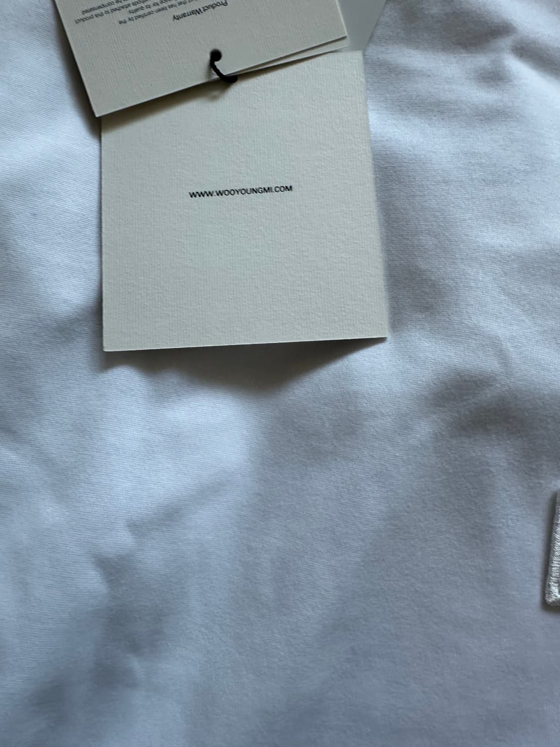 우영미 코튼 백로고 티셔츠 화이트 - 25FW 상품이미지4