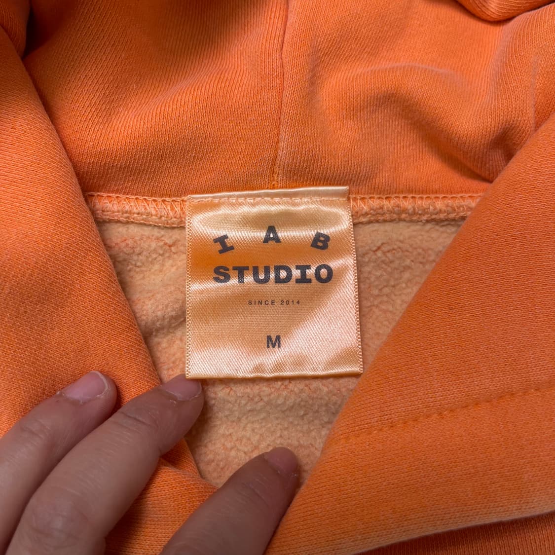 100 아이앱 스튜디오 피그먼트 오렌지 후드티 상품이미지4